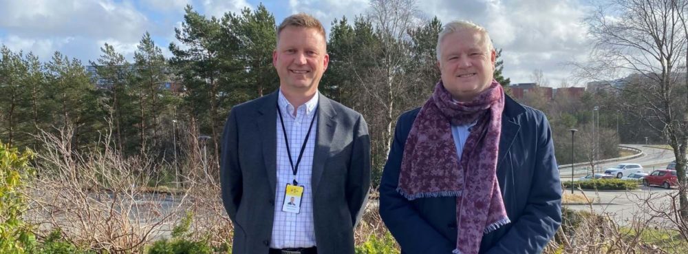 109 / 5 000 Oversettelsesresultater Johnny Breivik, kommunaldirektør i Øygarden kommune med Owe Hagesæther, administrerende direktør i GCE Ocean Technology.
