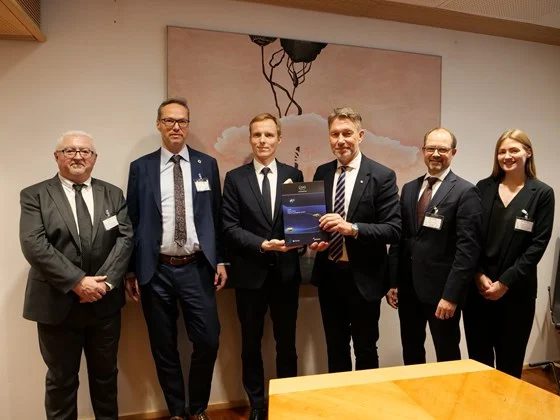 Operatør Wintershall Dea med rettighetshavere Petoro og Sval Energi leverte PUD for Dvalin Nord-feltet 13. desember. Fra venstre: Roy Padgett, Wintershall Dea, Christian Holst, Sval Energi, Michael Zechner, Wintershall Dea, olje- og energiminister Terje Aasland, Kjell Morisbak Lund, Petoro, og Connie Wergeland, Wintershall Dea. Foto: Benedicte Øhren Danielsen / OED