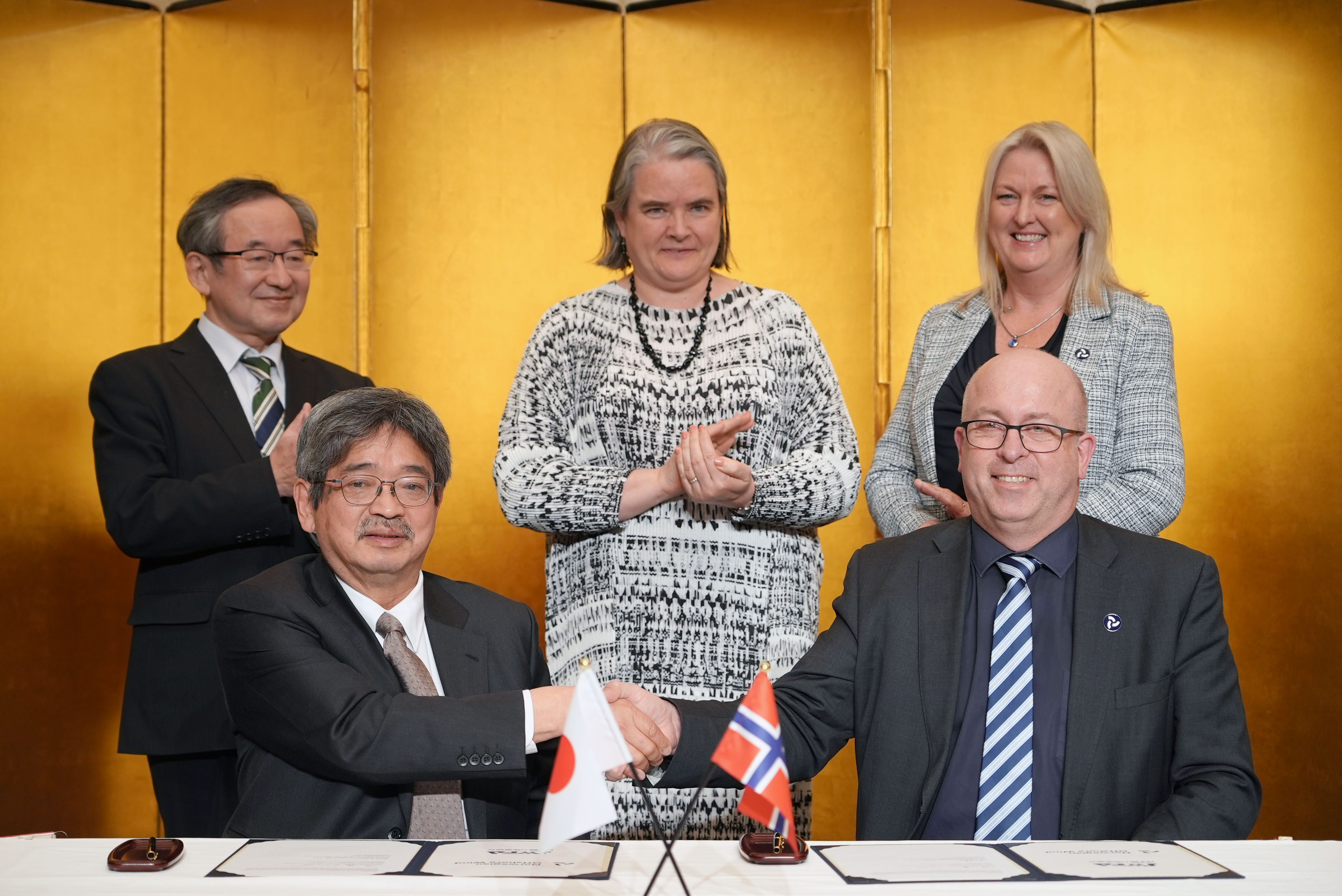 Arvid Nesse og hans japanske motpart under signeringsseremoni i regi av den norske ambassaden i Tokyo.