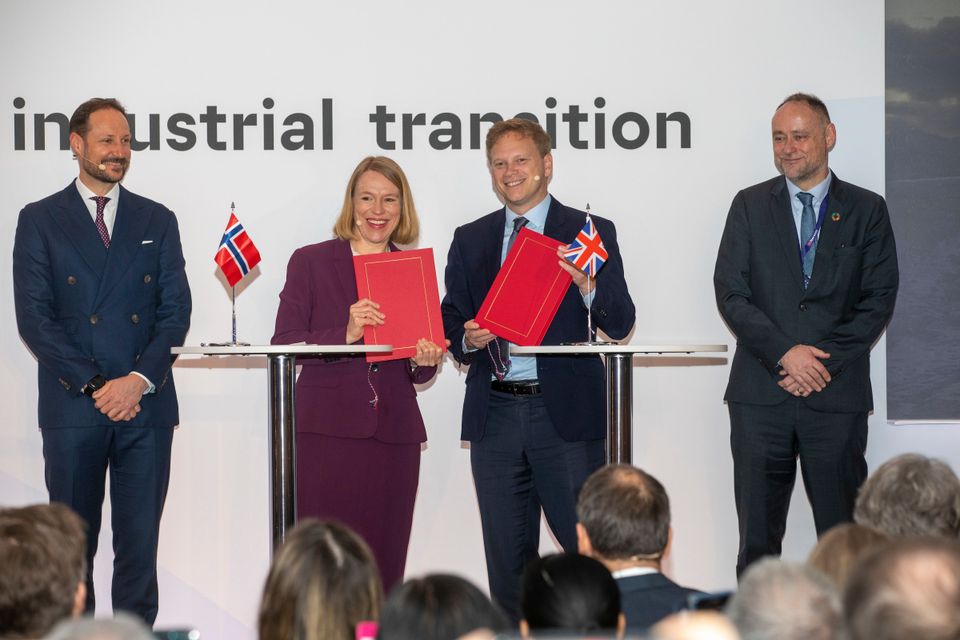 Utenriksminister Anniken Huitfeldt og Storbritannias energiminister Grant Shapps undertegner avtale, flankert av Kronprins Haakon og Storbritannias ambassadør til Norge, Richard Wood. Foto: Tom Hansen / Innovasjon Norge