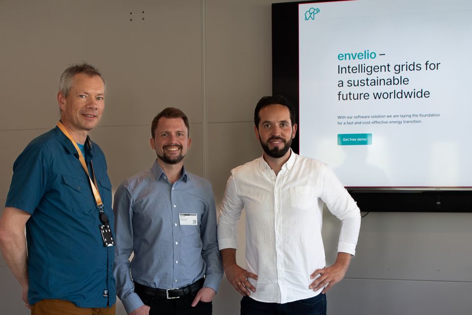 DataArena prosjektet har inngått samarbeidsavtale med det tyske selskapet Envelio. Fra venstre Per-Oddvar Osland, forskningsleder i Glitre Nett, Nicolas Thie og Philipp Erlinghagen fra Envelio.