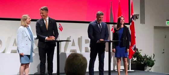 Olje- og energiminister Terje Aasland og Danmarks klima-, energi- og forsyningsminister Lars Aagaard signerte MoU-en på Industriens hus i København 15. juni 2023. Fra venstre: utenriksminister Anniken Huitfeldt, olje- og energiminister Terje Aasland, Danmarks klima-, energi- og forsyningsminister Lars Aagaard og ministeren for nordisk samarbeid, Louise Schack Elholm. Foto: Margrete Løbben Hanssen / OED