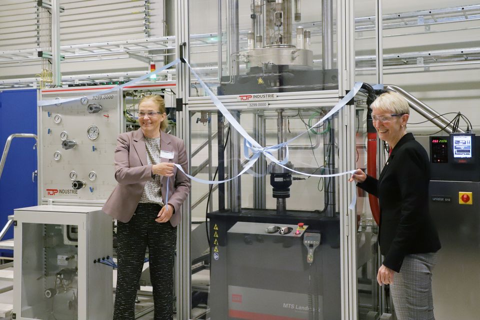 Alexandra Bech Gjørv, konsernsjef i Sintef, og Anne Borg, rektor ved NTNU, åpnet det nye laboratoriet.
Foto: SINTEF