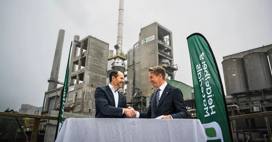 Olje- og energiminister Terje Aasland signerer avtale som sikrer videreføring av CO2-fangstprosjektet på Norcem i Brevik sammen med Heidelberg Materials-direktør Giv Brantenberg. Foto: Heidelberg Materials