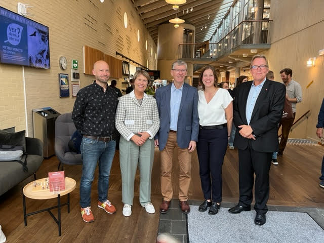 F.v. Ordstyrer Bjørn Lindberg, fagsjef ved Oljemuseet, Grete Faremo, Einar Steensnes, Melina Antonia Buns, førsteamanuensis og Sverre Myrli, styreleder.
Foto: Willy Brandt-stiftelsen