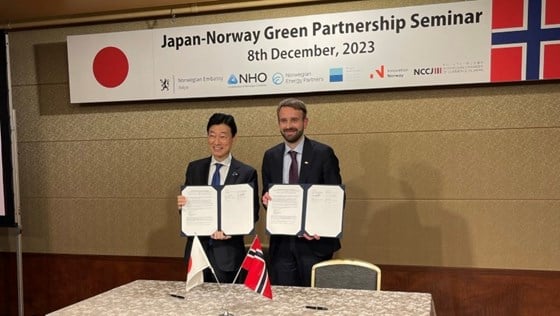 Næringsminister Jan Christian Vestre og hans japanske kollega Yasutoshi Nishimura har signert en felles erklæring om å samarbeide tettere om det grønne skiftet. Foto: Statsministerens kontor