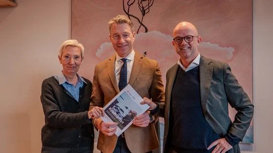 Lederne i LO og NHO overrekker rapporten til energiministeren. På bildet ser du leder i LO, Peggy H. Følsvik, energiminister Terje Aasland og leder i NHO, Ole Erik Almlid. Foto: ED / Stine Grimsrud