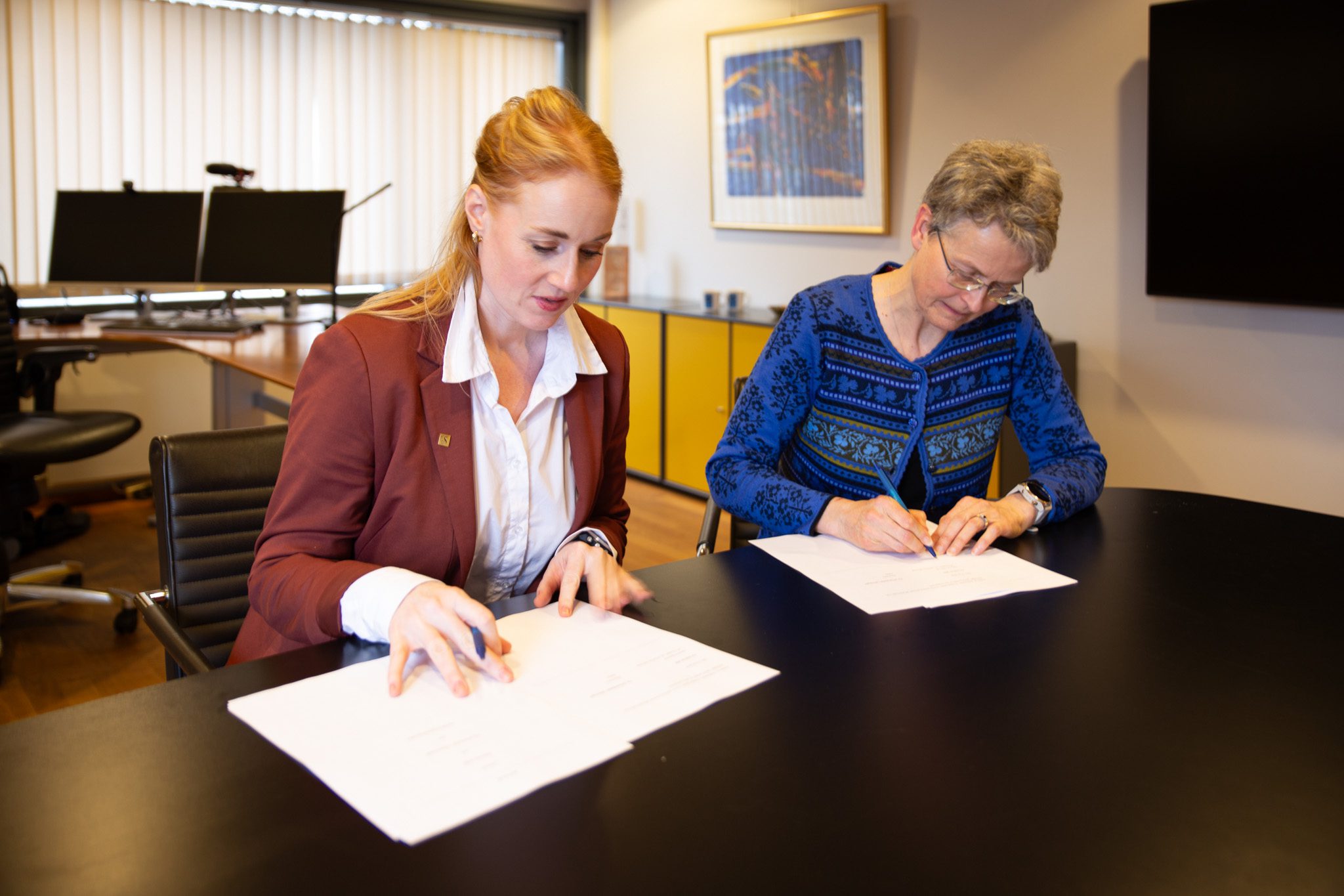 Marte Solheim, prorektor for innovasjon og samfunn ved UiS, og Rannfrid Skjervold, direktør for fornybar- og lavkarbon-teknologi i Equinor, signerer den femårige Akademiaavtalen mellom UiS og Equinor. (Foto: UiS / Kjersti Riiber)
