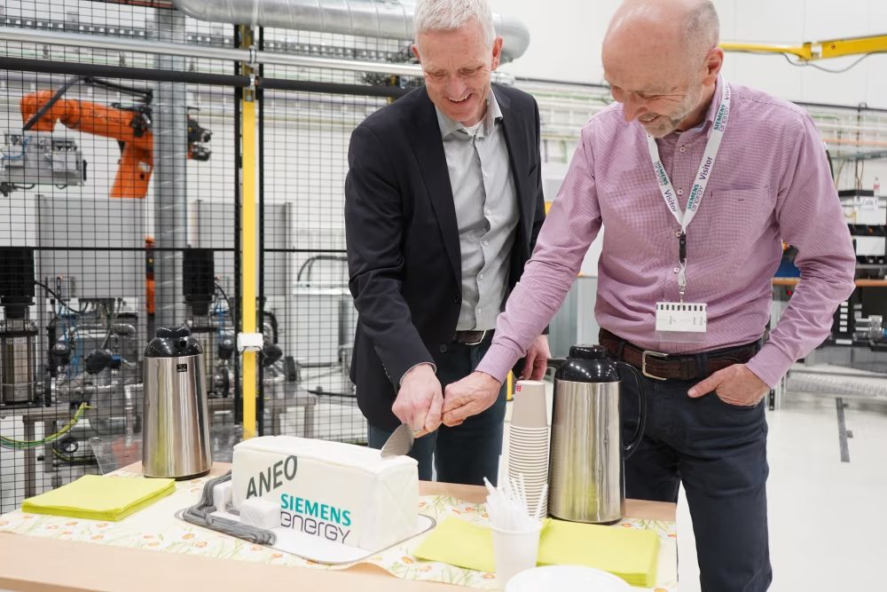 Ketil Aagesen, Head of BlueVault Technology i Siemens Energy og konsernsjef i Aneo, Gunnar Hovland, smilte bredt da kaken kunne kuttes og avtalen om pilorprosjektet var i boks tirsdag.