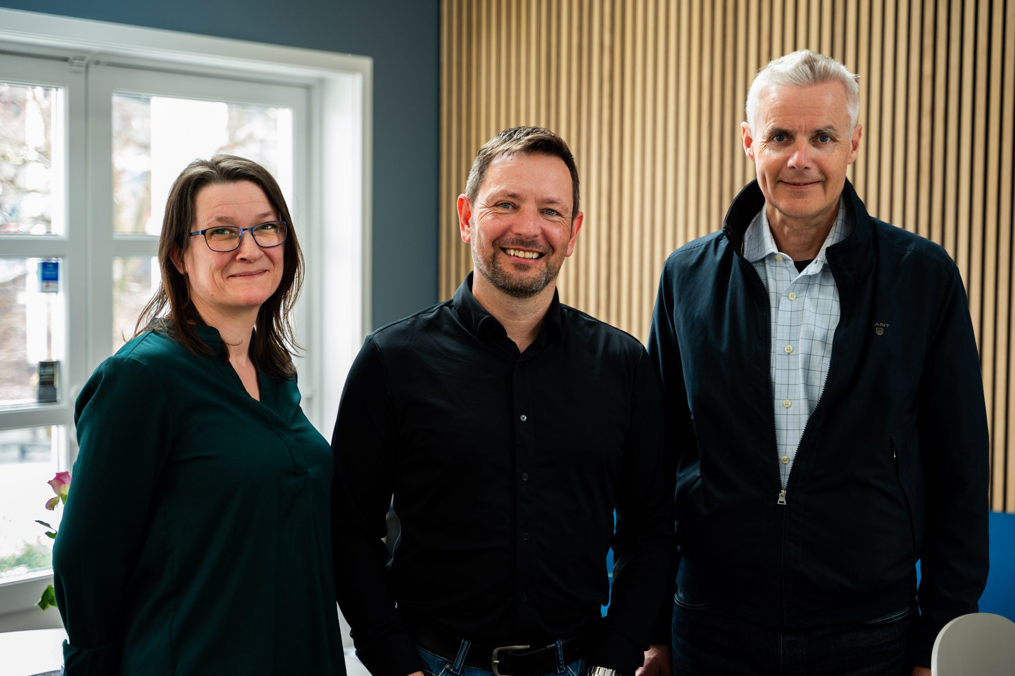 Fra venstre: Bid Support Manager Kjersti Jondal Thorsen, Avdelingsleder i Omega 365 Consulting Pablo Tveita, og Konsernleder Petter Aalvik. Foto: Kristian Risanger/Omega 365 Design.