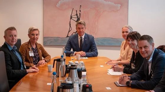 Fra venstre: Frode Alfheim (Industri Energi), Peggy Hessen Følsvik (LO), Terje Aasland, Anniken Hauglie (NHO), Hildegunn T. Blindheim (Offshore Norge) og Harald Solberg (Norsk Industri). Foto: Energidepartementet.