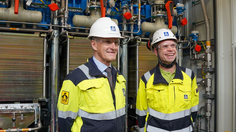 Statsminister Jonas Gahr Støre og konsernsjef i Yara, Svein Tore Holsether under åpningen av Yaras nye fornybare hydrogenanlegg Foto: Yara International ASA