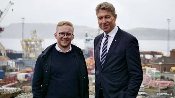 Snorre Erichsen Skjevrak (t.v) startet som ny politisk rådgiver for Terje Aasland 19. august 2024. Her besøker de NORCE Marine forskningssenter i Mekjarvik i Randaberg. Foto: Stine Grimsrud / ED