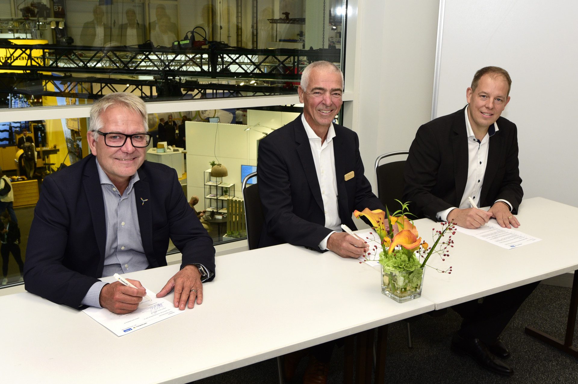 Signeringsseremoni i Hamburg. Fra venstre: Mats Vikholm, leder for prosjektlevering og engineering i Vattenfall, Even Larsen, administrerende direktør i Havfram Wind, Dr. Tobias Stäb, direktør i BASF Renewable Energy GmbH. Foto: Havfram