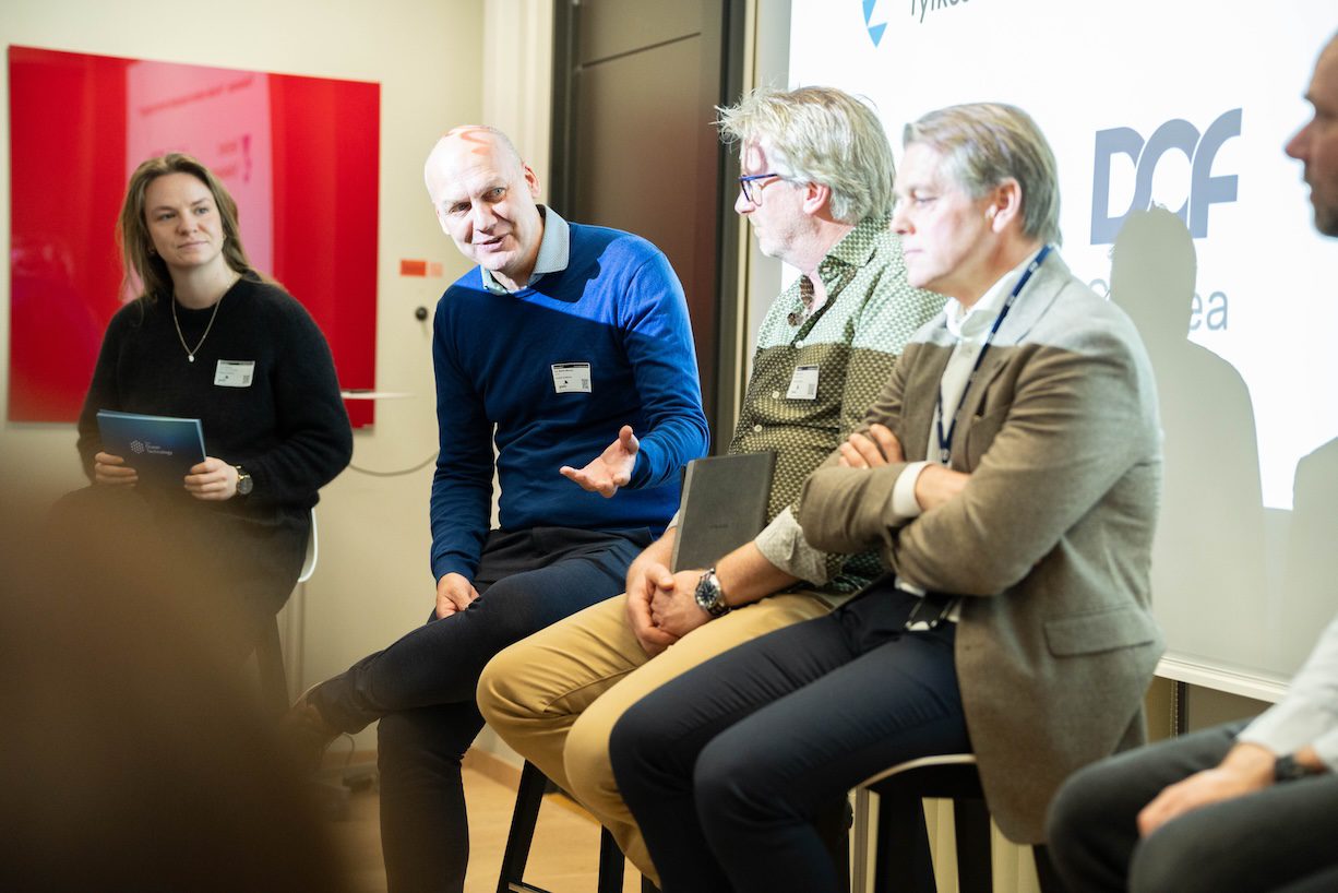 Paneldebatt ledet av Thea Båtevik (GCE Ocean Technology), med Tor Martin Misund (Vestland Municipality), Jørgen Jorde (Westcon), Jan Kristian Haukeland (DOF), Øistein Johannessen (Equinor), Solveig Marie Wiik (Askøy kommune). Foto: Markus Hole (PwC).