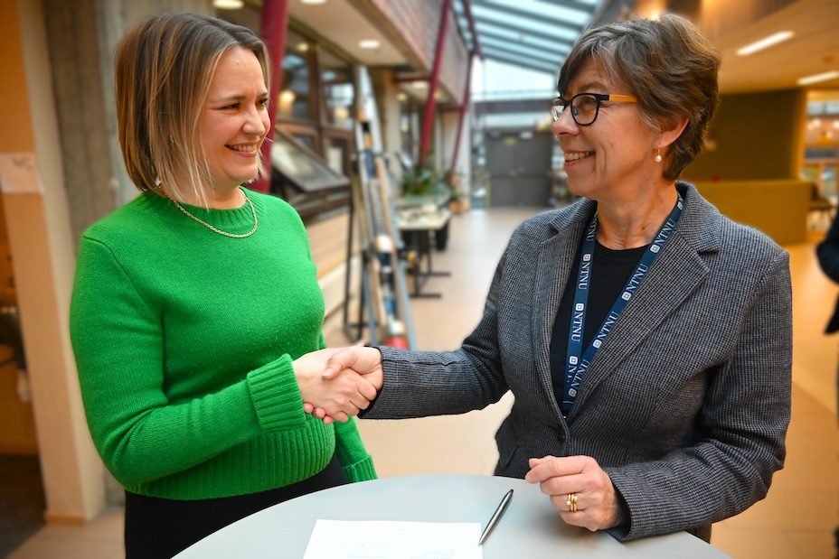 Foto: Elise Middelthon som jobber med rekruttering i Vår Energi sammen med instituttleder ved Institutt for geovitenskap ved NTNU, Ute Mann.
Foto Vår Energi