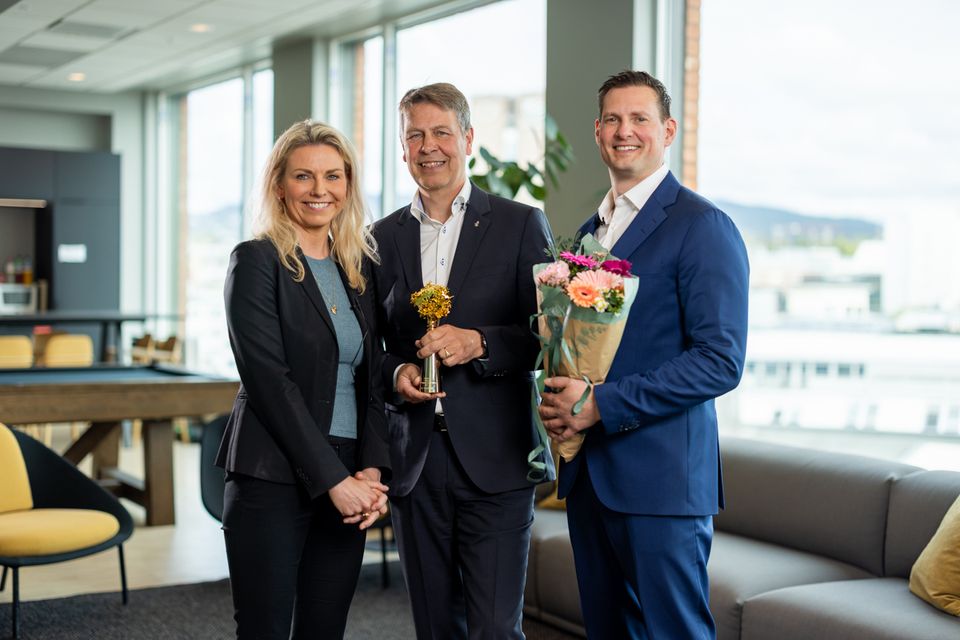 Equinor topper listen over selskaper nordmenn helst vil jobbe for i Randstads nyeste employer brand undersøkelse. Her ved Marianne Hagen (til venstre), administrerende direktør i Randstad, Aksel Stenerud, Executive Vice President People and Organization og Arne Gürtner, Senior Vice President Technology Management, begge fra Equinor High & Low Randstad
