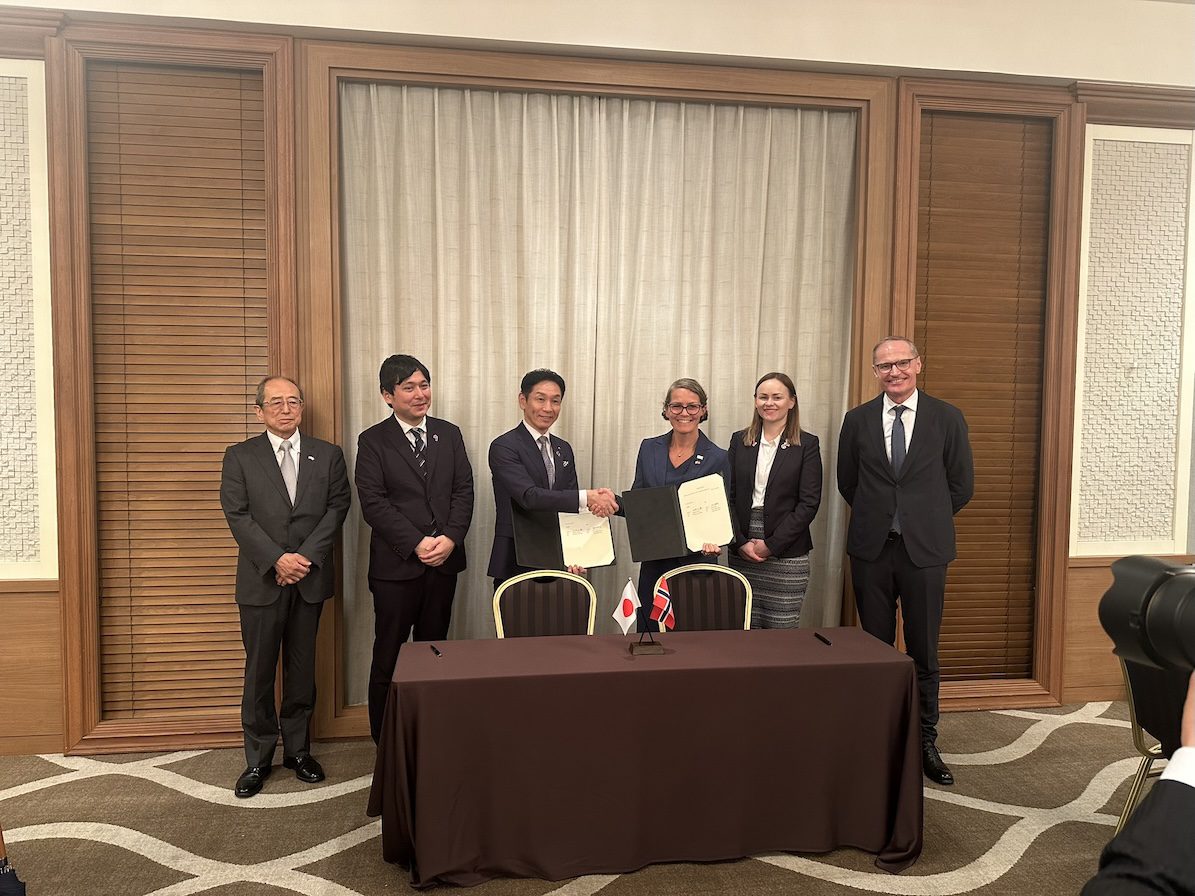 DNV signerte i dag samarbeidsavtale med det japanske havvindnettverket FLOWRA. Silje Grjotheim og Ditlev Engel fra DNV til høyre.
Foto: Innovasjon Norge
