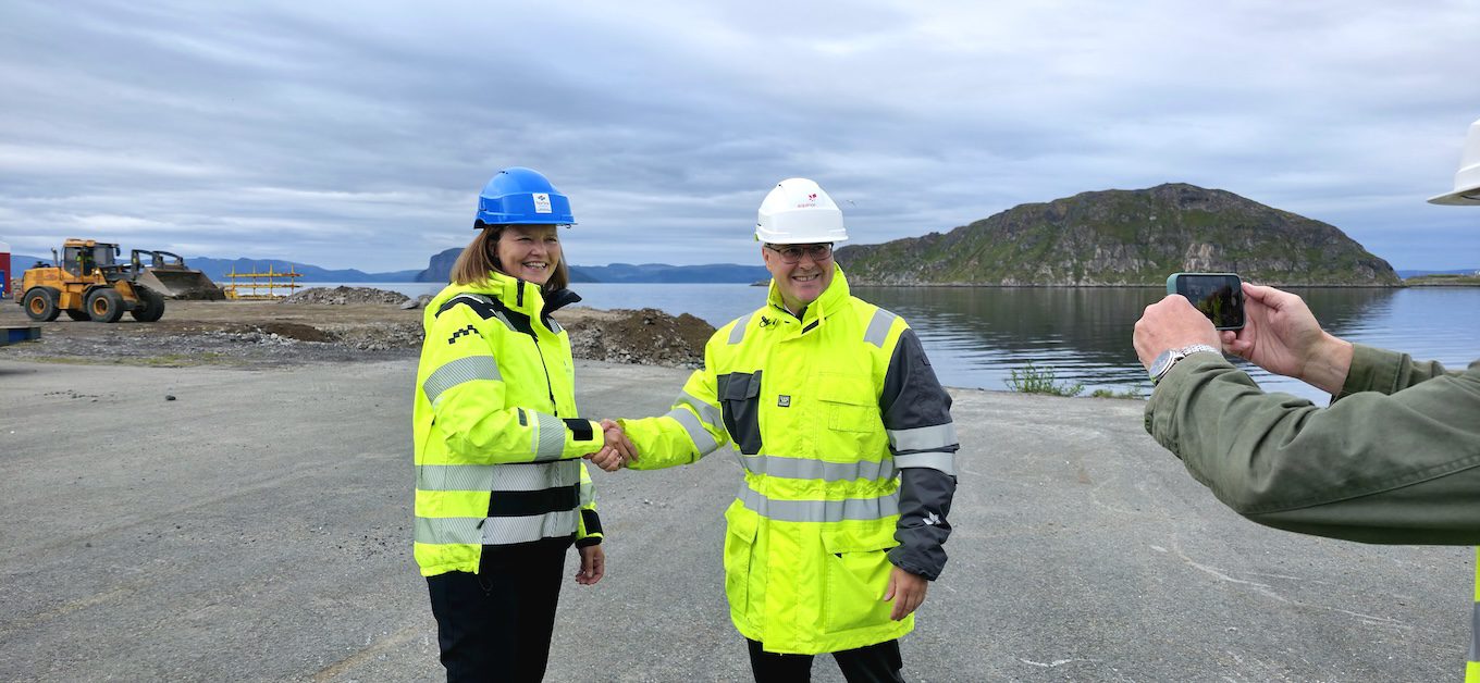 Jeanette Moland, adm dir, Norsea Polarbase, og Knut Vidar Larssen,  lete- og produksjonssjef Barentshavet, Equinor, på pressekonferansen i Hammerfest. Foto: Arctic Energy Partners