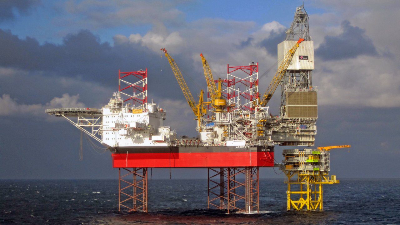 Cat J-riggen Askepott ved Oseberg H-plattformen. Foto: Skandi Vega / Equinor.no