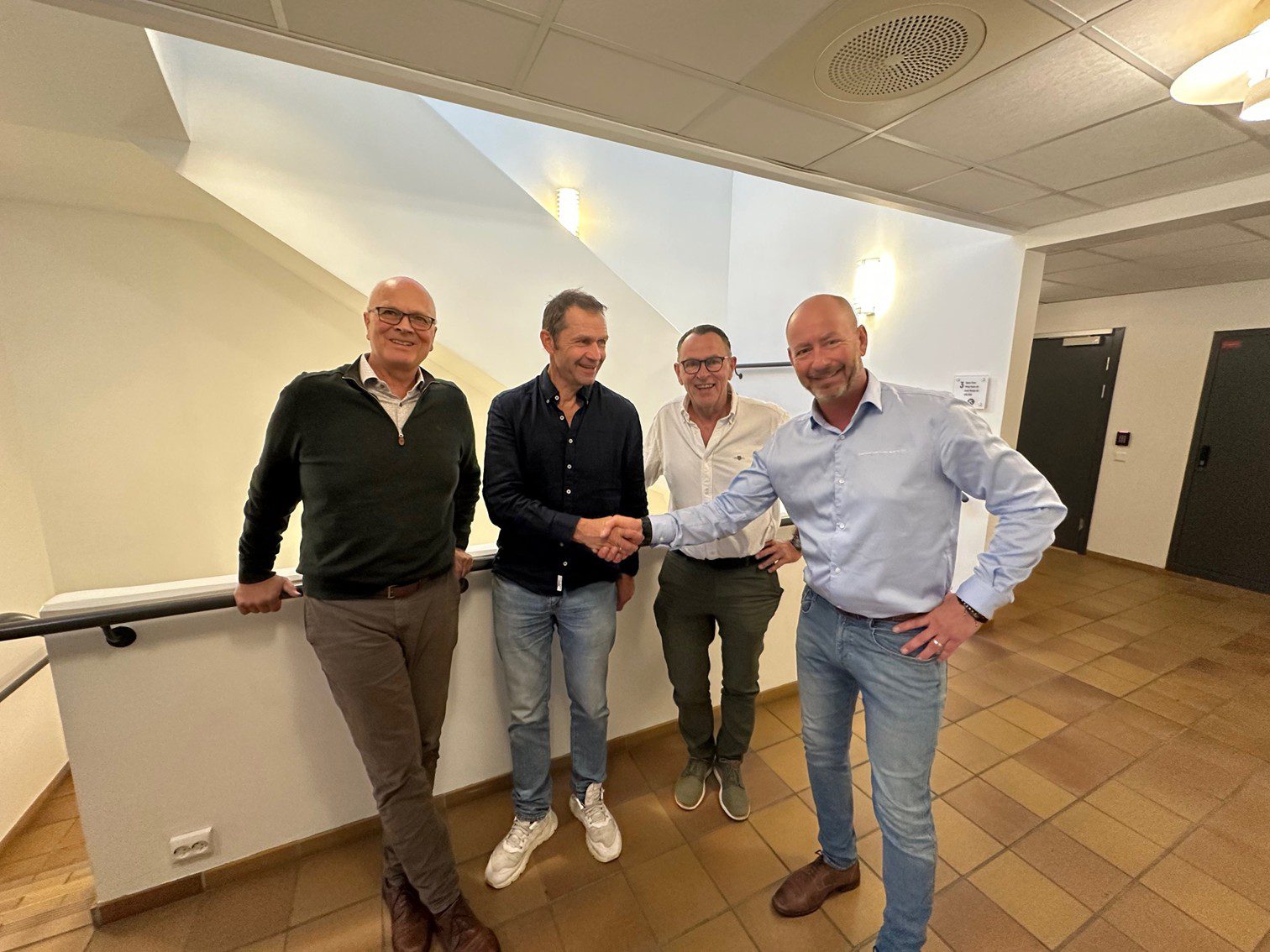 Etter signering bekrefter Øyvind V. Reiten, CEO i Castor Drilling (til venstre) og Odd Egil Kolberg CEO i Norsecraft Tec med et håndtrykk at avtalen er i boks. Styreformann i Castor Drilling Magne Kristiansen og Petter Viken fra Norsecraft Tec stiller som «vitner».