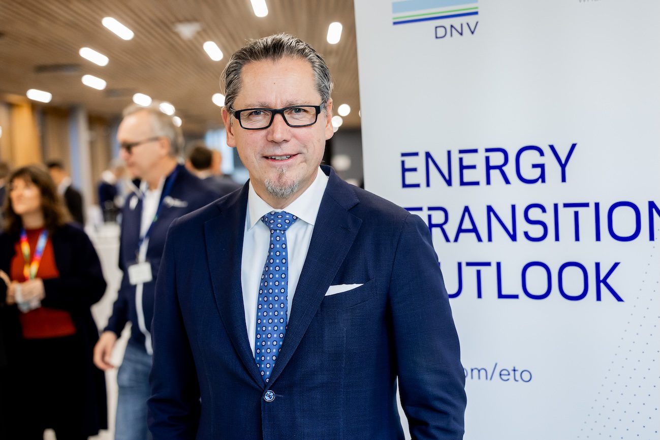 - Den globale energiomstillingen stopper ikke opp, den utvikler seg og flyttes mot regioner som satser ufortrødent på fornybar teknologi og karbonfangst og lagring, sier Remi Eriksen, konsernsjef i DNV.
Foto: DNV