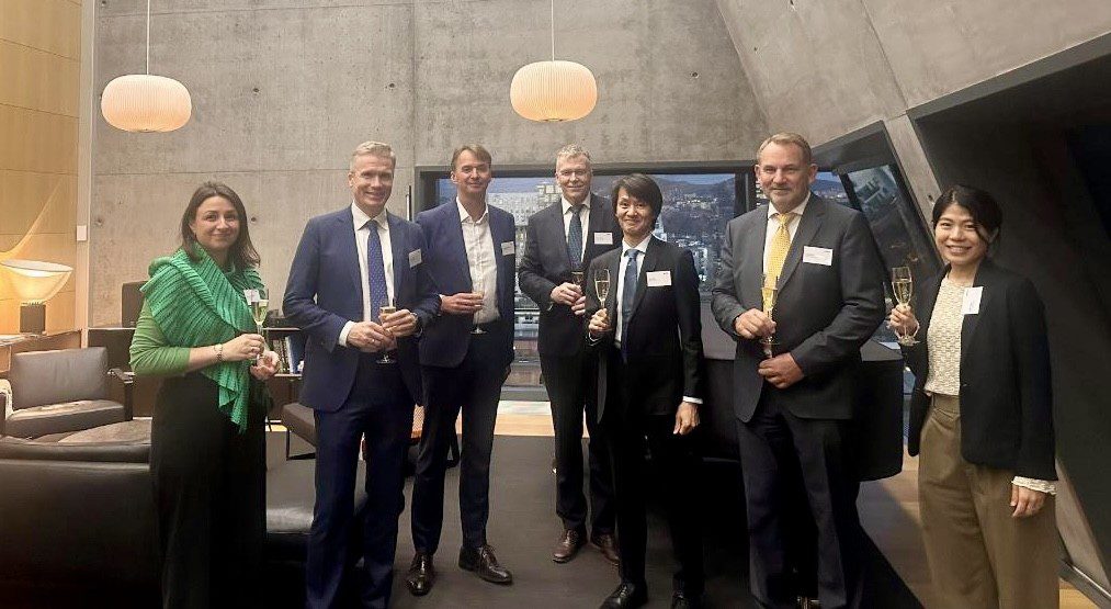 FEIRER: Representanter fra Pandion og INPEX Idemitsu Norge markerer fullføringen av handelen. Fra venstre: Oksana Hillervik (VP, HSE & Operation, Pandion Energy), Helge L. Nordtorp (Dep CEO & VP Business Development, Pandion Energy), Jan Chr. Ellefsen (CEO, Pandion Energy), Preben Grevstad (Senior Advisor, INPEX Idemitsu Norge), Koji Ochiai (Managing Director, INPEX Idemitsu Norge), Torgeir Vinje (Advisor Exploration, Development & Growth/Acting BD Manager, INPEX Idemitsu Norge) and Fumiko Ueda (Corporate Planning Advisor, INPEX Idemitsu Norge).
Foto: IIN