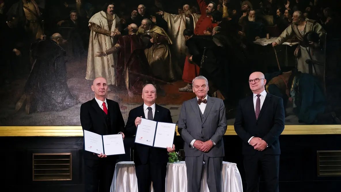 Fra venstre: Ludvik Baleka, styreleder i Pražská plynárenská, Anders Opedal, konsernsjef i Equinor, Bohuslav Svoboda, borgermester i Praha by og Martin Slaby, medlem av Pražská plynárenská-styret.
Foto: Ole Jørgen Bratland / Equinor