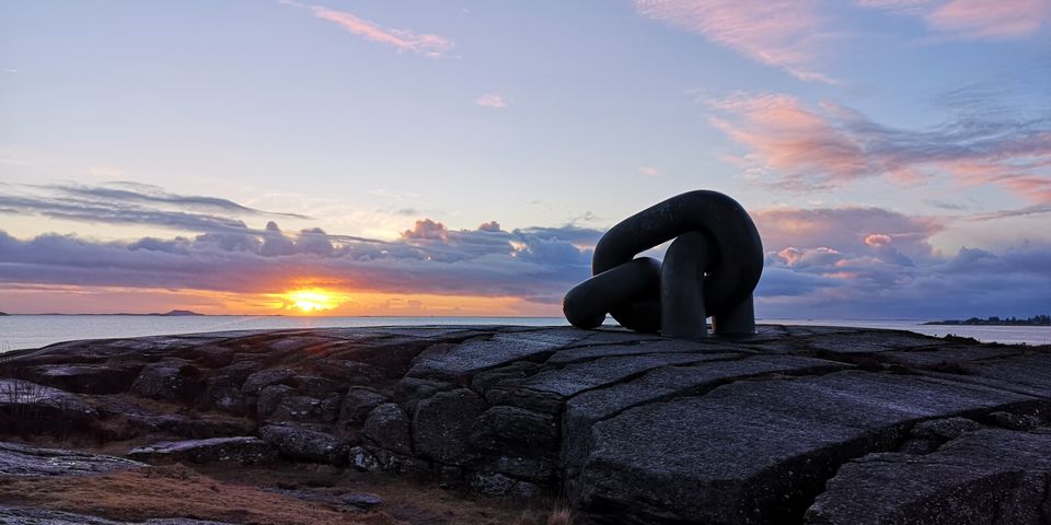 "Brutt lenke" utenfor Stavanger er reist til minne om de 123 mennene som omkom i Alexander Kielland-ulykken 27. mars 1980. Foto: Tonggotraveller / Shutterstock.com.