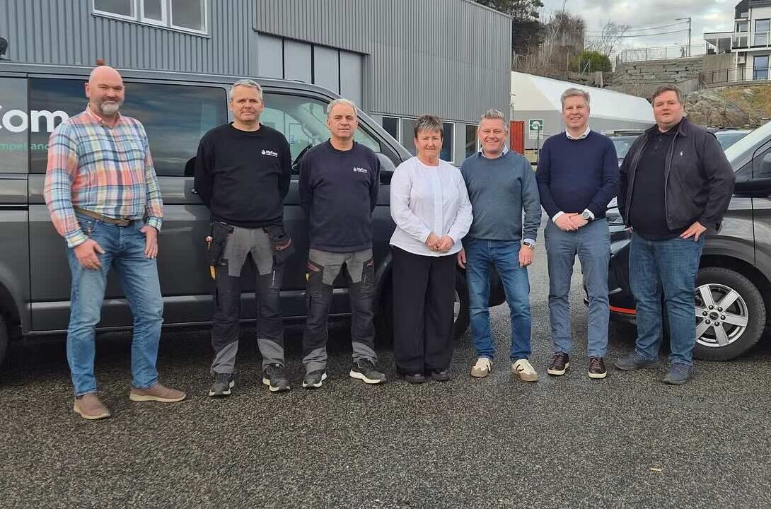 Det feires: Fra venstre; de fire gründerne i HyCom: Stig-Rune Søvdsnes, Roy-Arne Birkeland, Ronald Holm og Åshild Østerbø. Fra Servi Group: Tom-Arne Solhaug, Henning Midttun og Stian Mjøs.