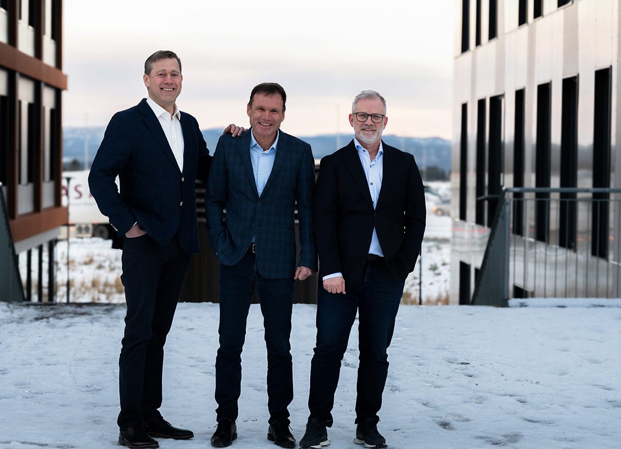 Thor Steinsland, Technical Manager i Head Energy Solve; Morten Leikvoll, CEO i Head Energy Gruppen; Arve Davidsen, Daglig Leder i Head Energy Solve.
Foto: Head Energy