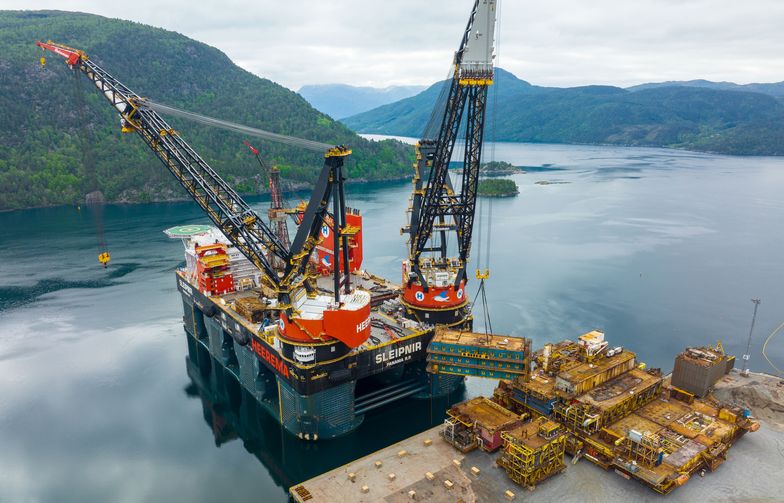 Illustrasjonsfoto av innlastning av plattformkonstruksjoner fra HMCs fartøy Sleipnir på AF Miljøbase Vats.