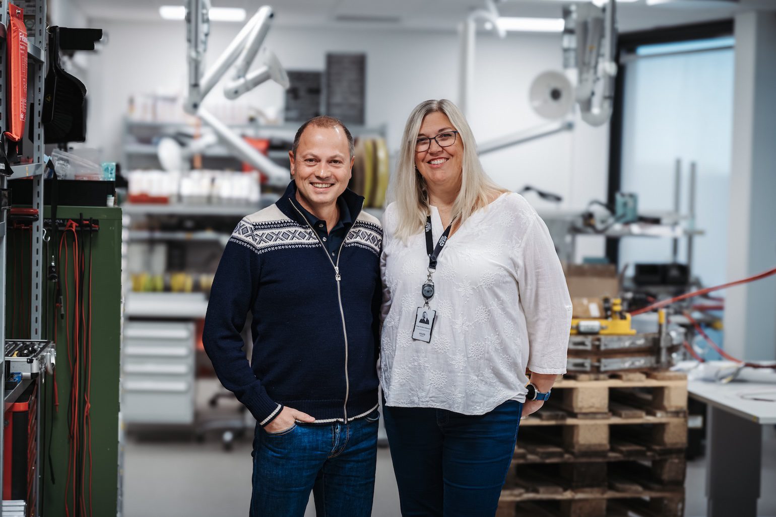 Trond Erik Gundersen, daglig leder i Head Energy Multicontrol og Hege Kristin Holemark, operations manager i Head Energy Multicontrol.